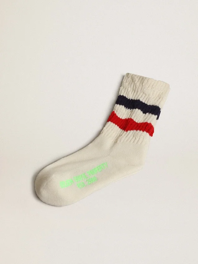Calcetines de algodón blanco con acabado desgastado y rayas rojas y azul marino