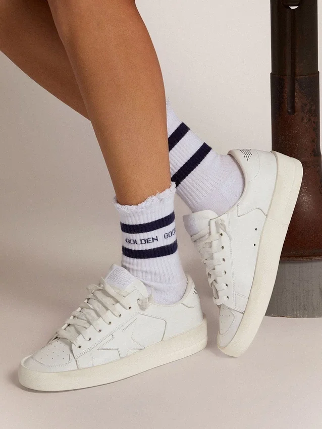 Calcetines de algodón con acabados desgastados, rayas azules y logotipo