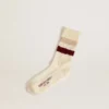 Calcetines de color blanco desgastado con detalles desgastados y rayas en tonos beige y burdeos