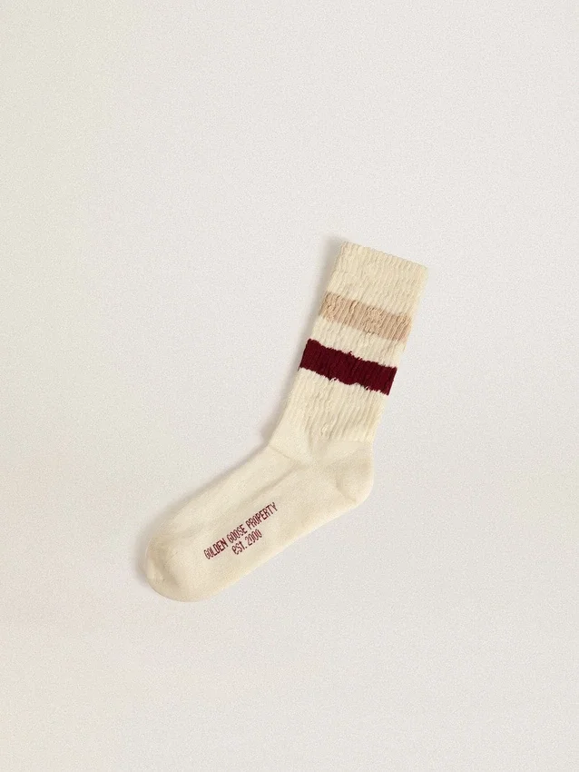 Calcetines de color blanco desgastado con detalles desgastados y rayas en tonos beige y burdeos