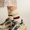 Calcetines de color blanco desgastado con detalles desgastados y rayas en tonos beige y burdeos