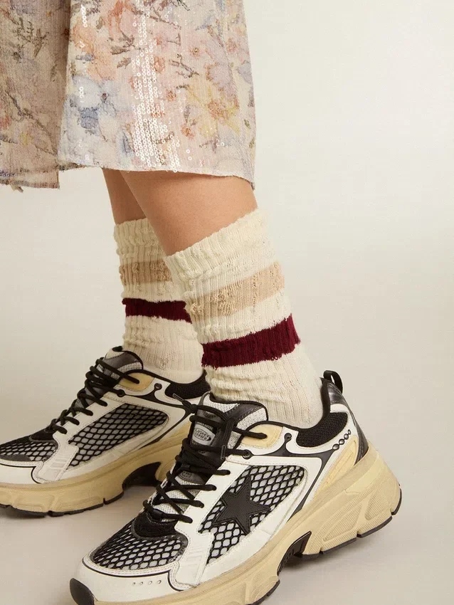Calcetines de color blanco desgastado con detalles desgastados y rayas en tonos beige y burdeos