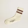 Calcetines de color blanco desgastado con detalles desgastados y rayas marrones