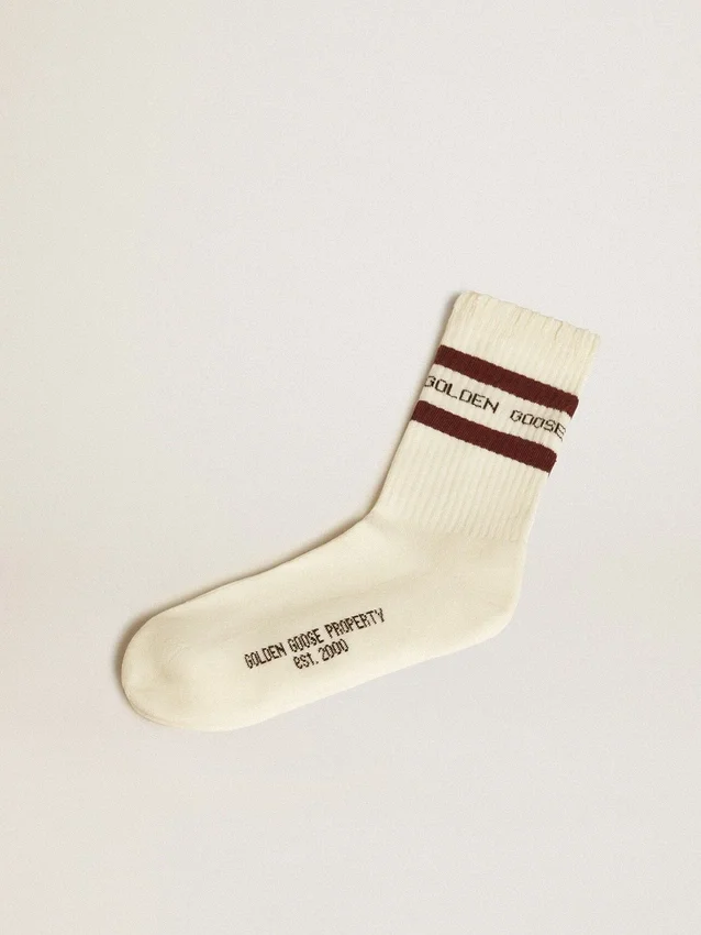 Calcetines de color blanco desgastado con detalles desgastados y rayas marrones
