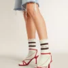 Calcetines de color blanco desgastado con detalles desgastados y rayas marrones