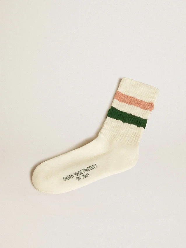 Calcetines de color blanco desgastado con detalles desgastados y rayas rosas y verdes