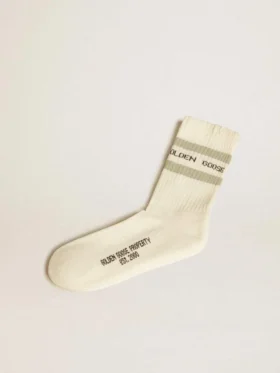 Calcetines de color blanco desgastado con detalles desgastados y rayas verde salvia