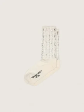 Calcetines de color crema con detalles desgastados y pedrería