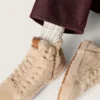 Calcetines de color crema con detalles desgastados y pedrería