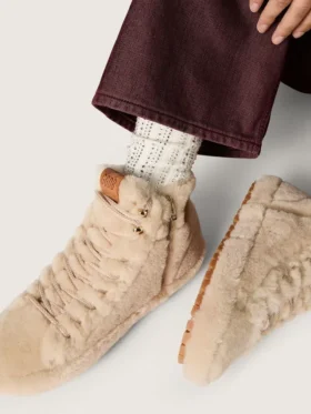 Calcetines de color crema con detalles desgastados y pedrería