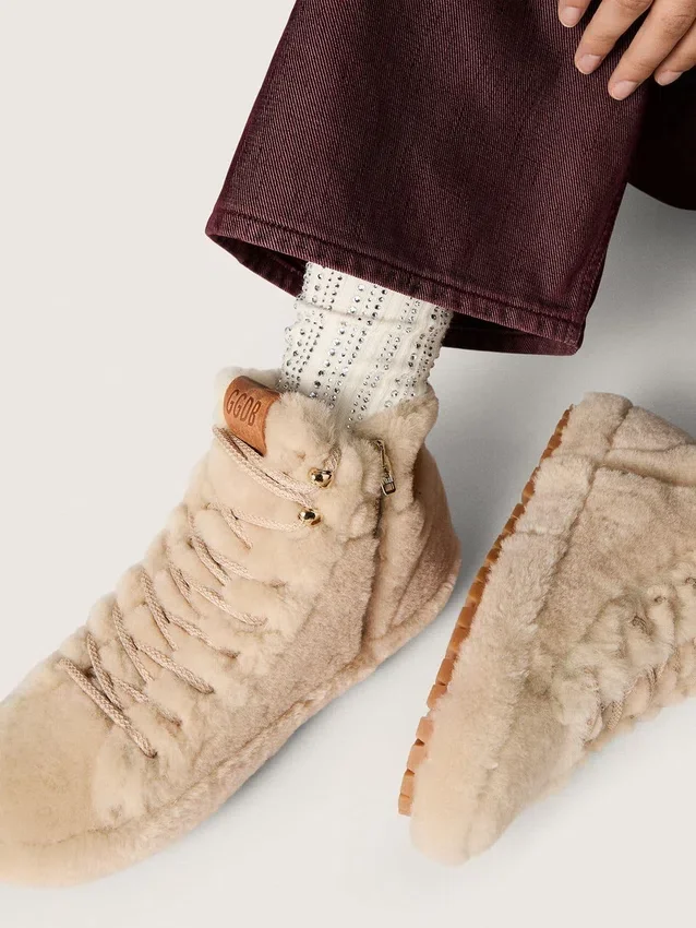 Calcetines de color crema con detalles desgastados y pedrería