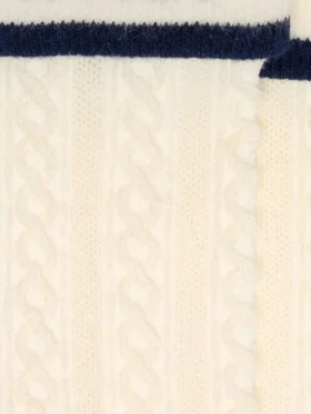 Calcetines en blanco desgastado con vuelta y detalles en azul oscuro