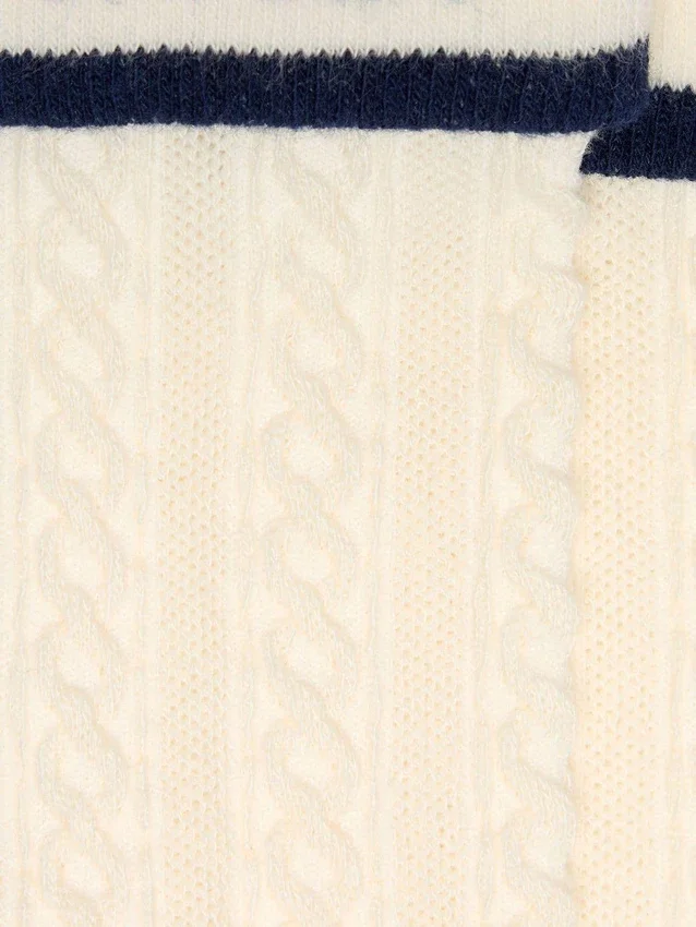Calcetines en blanco desgastado con vuelta y detalles en azul oscuro