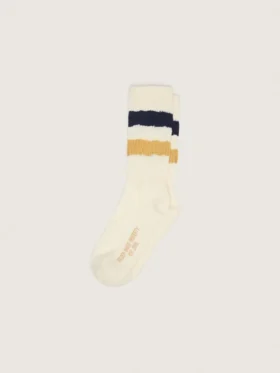 Calcetines en blanco envejecido con detalles desgastados y rayas bicolores