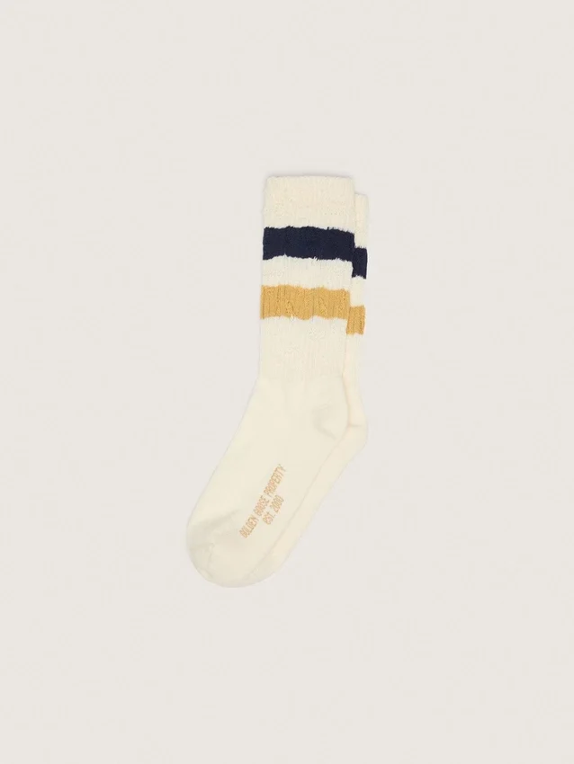 Calcetines en blanco envejecido con detalles desgastados y rayas bicolores