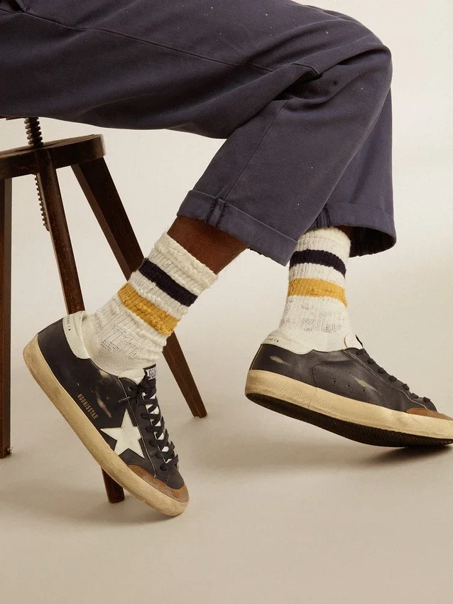 Calcetines en blanco envejecido con detalles desgastados y rayas bicolores