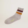 Calcetines en gris jaspeado con detalles desgastados y rayas bicolores