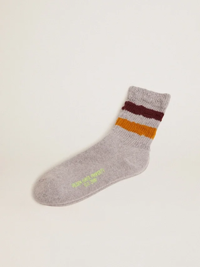 Calcetines en gris jaspeado con detalles desgastados y rayas bicolores