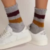 Calcetines en gris jaspeado con detalles desgastados y rayas bicolores