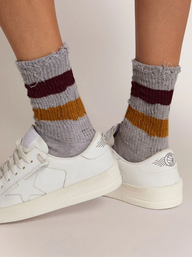 Calcetines en gris jaspeado con detalles desgastados y rayas bicolores