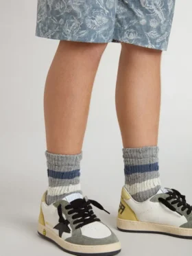 Calcetines grises para niños con detalles desgastados y rayas en blanco desgastado y azul