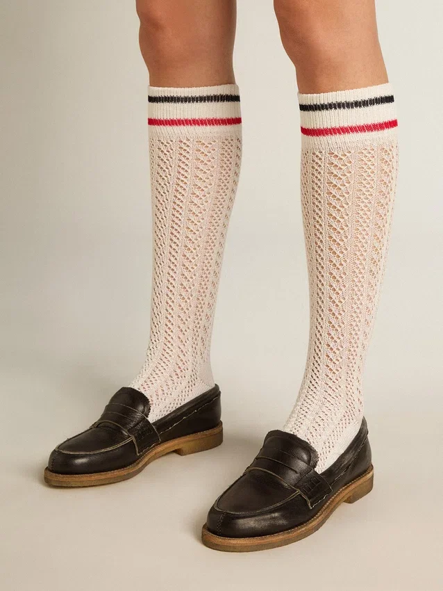 Calcetines largos acanalados en blanco vintage con rayas bicolores