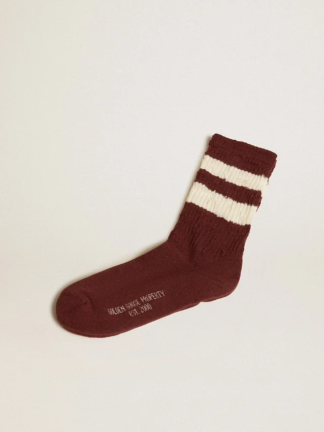 Calcetines morados con detalles desgastados y rayas en blanco desgastado