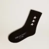 Calcetines negros con estrellas blancas en contraste
