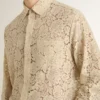 Camisa oversize de encaje transparente en color crema
