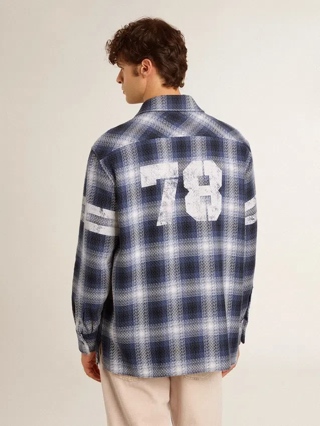 Camisas azules de hombre con estampado de cuadros en 3D y diseño en la espalda