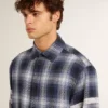 Camisas azules de hombre con estampado de cuadros en 3D y diseño en la espalda