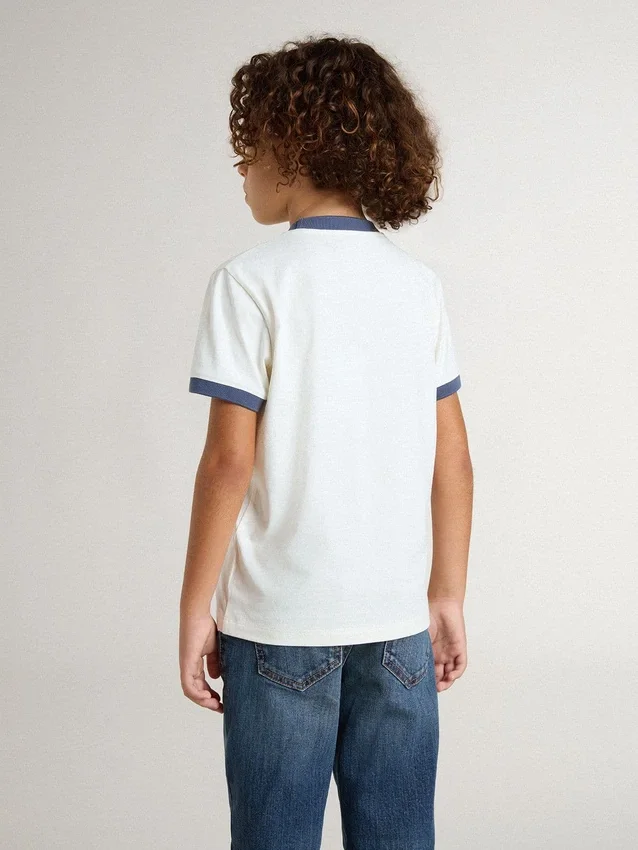 Camisas blancas para niños con estampado azul