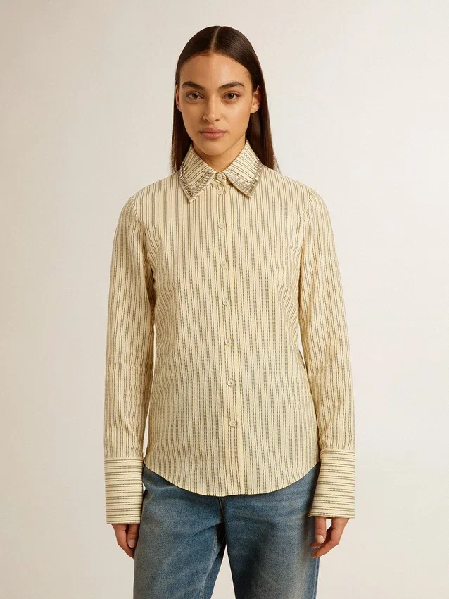 Camisas de color crudo con rayas y cristales bordados