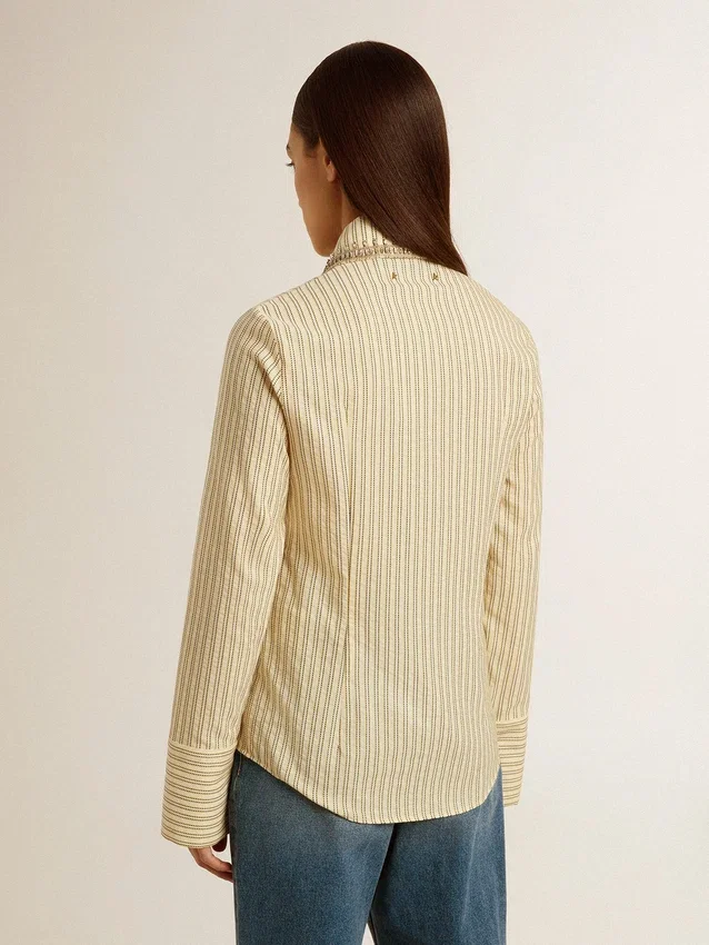 Camisas de color crudo con rayas y cristales bordados