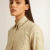 Camisas de color crudo con rayas y cristales bordados