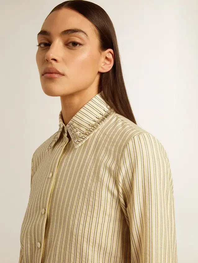 Camisas de color crudo con rayas y cristales bordados