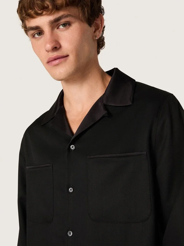 Camisas de hombre de sarga de lana negra con detalles de satén negro