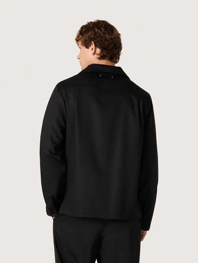 Camisas de hombre de sarga de lana negra con detalles de satén negro
