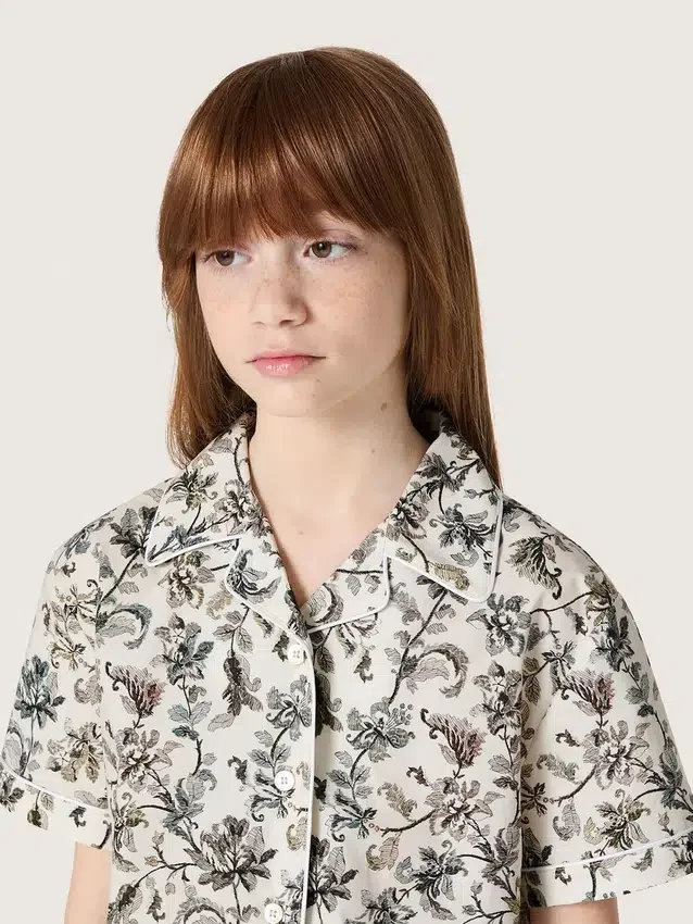 Camisas de manga corta para niñas «Journey», de lona de algodón blanca con estampado floral verde