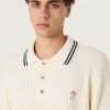 Camisas de manga larga para hombre de punto blanco con ribetes en contraste y un pin extraíble