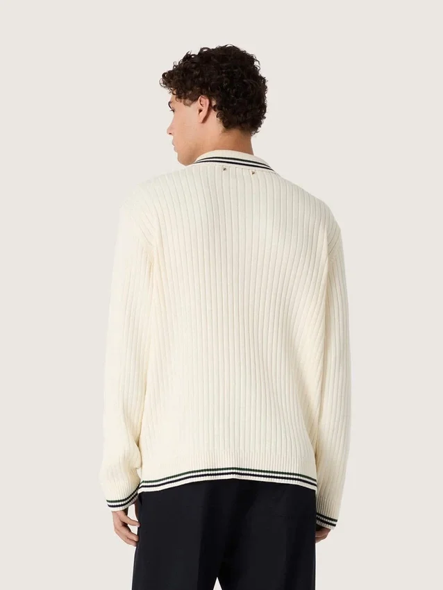 Camisas de manga larga para hombre de punto blanco con ribetes en contraste y un pin extraíble