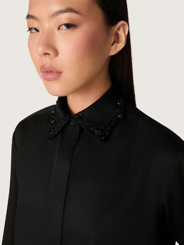 Camisas de mujer en sarga de lana negra con bordado floral de cuentas de cristal