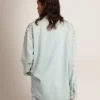 Camisas de mujer estilo «boyfriend» decoloradas con cristales cabujón