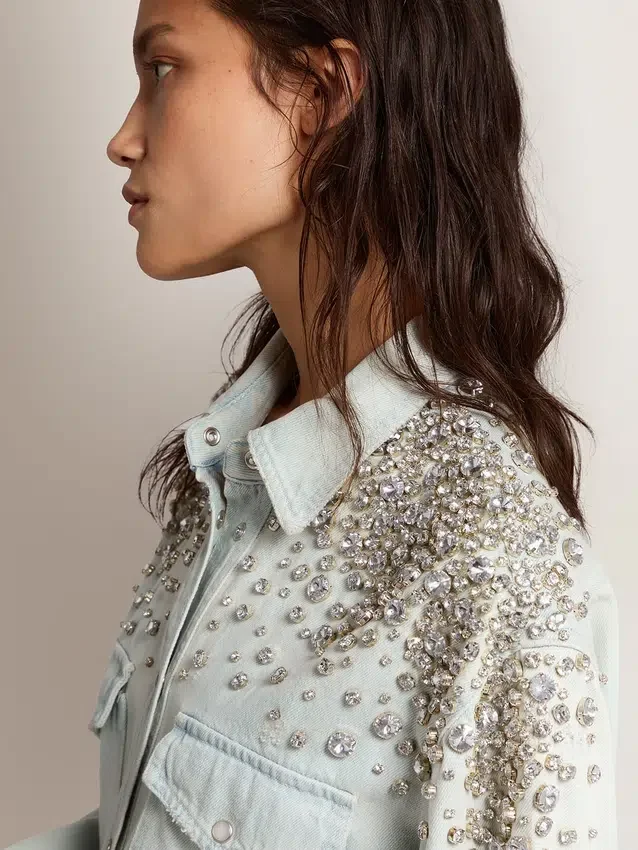 Camisas de mujer estilo «boyfriend» decoloradas con cristales cabujón