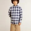Camisas de niños a cuadros azules y blancos con estampado en la espalda