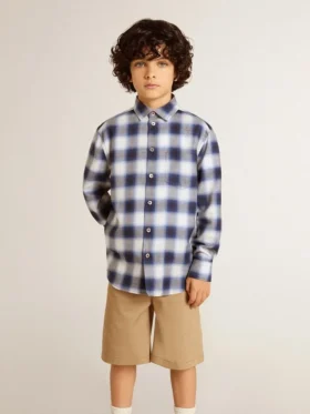 Camisas de niños a cuadros azules y blancos con estampado en la espalda