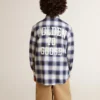 Camisas de niños a cuadros azules y blancos con estampado en la espalda