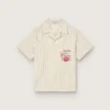 Camisas de niños a rayas en colores crudo, beige y gris con bordado «Frutteria Golden»