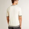 Camisas de punto para hombre en blanco desgastado con ribetes azules