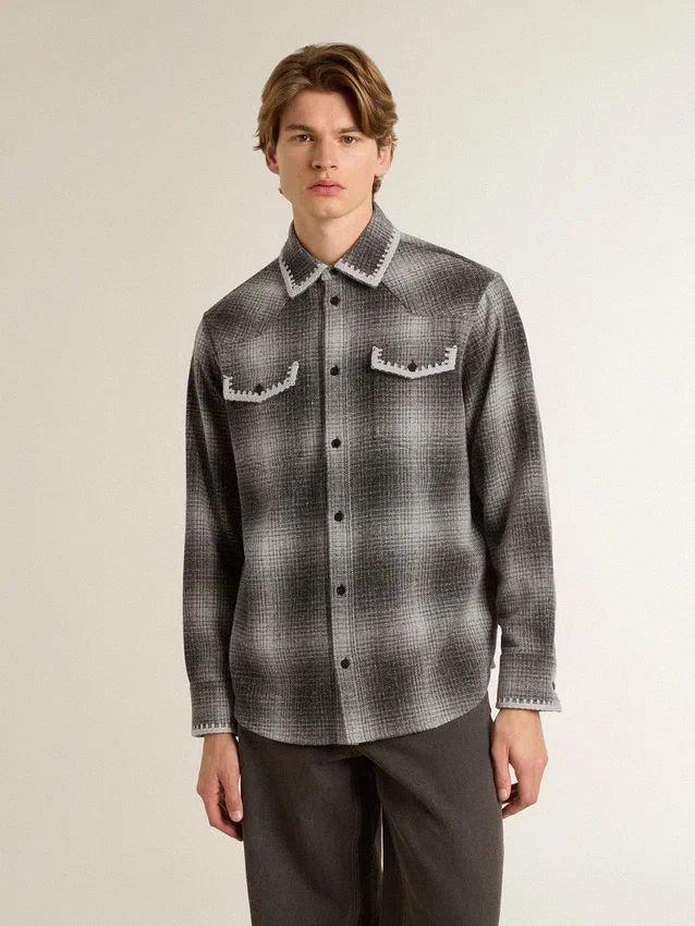 Camisas grises de hombre con bordado blanco